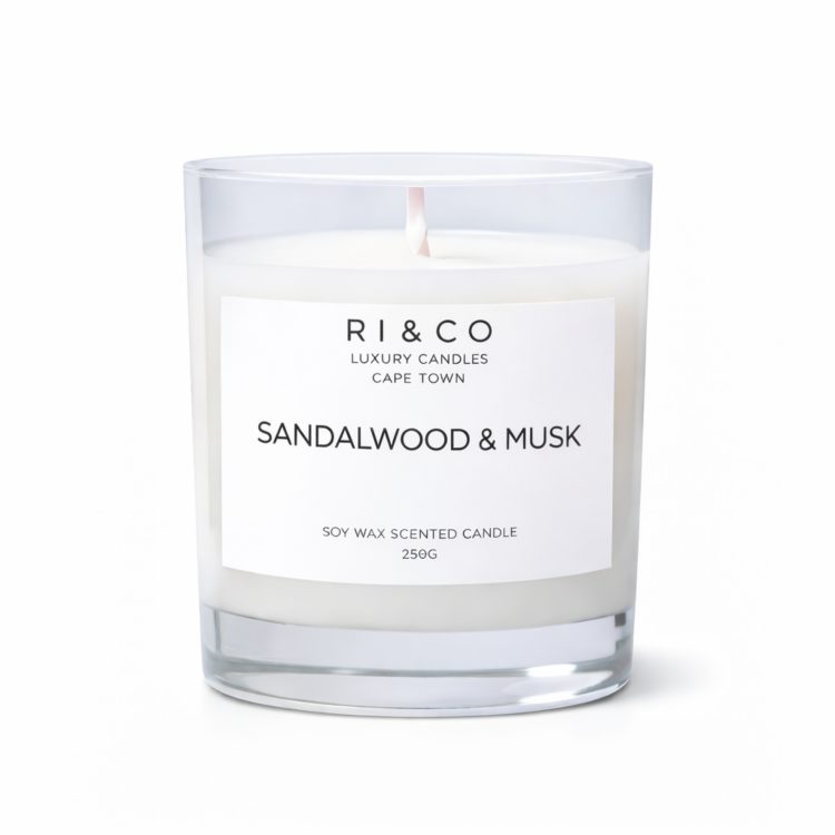 RI & CO Sandalwood & Musk luxury soy wax candle in clear glass jar on white background